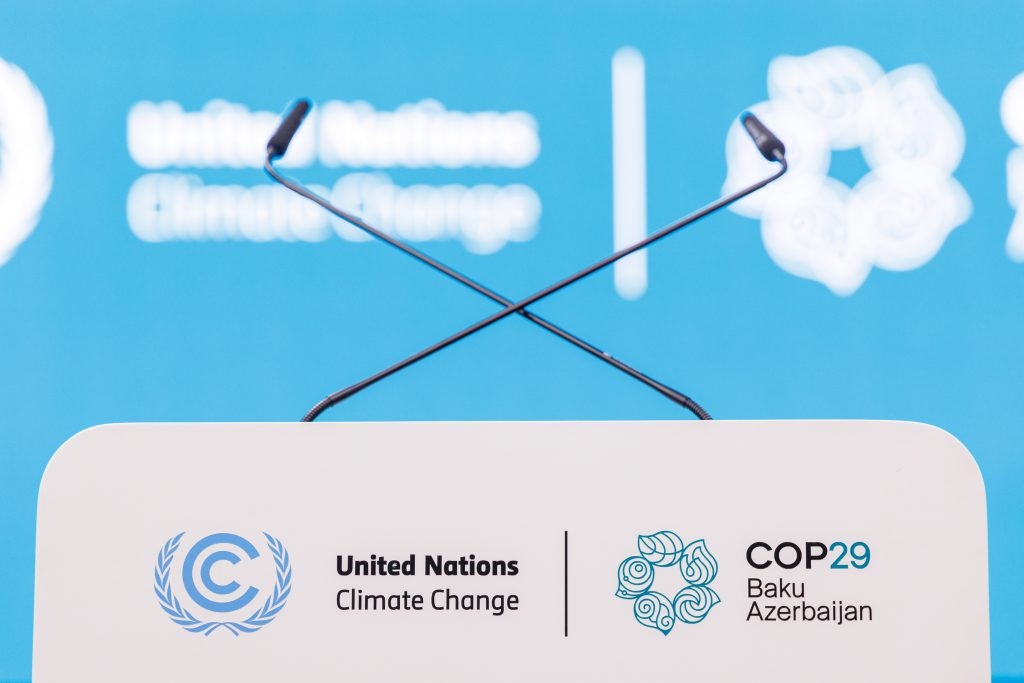 Řečnický pult na konferenci COP29