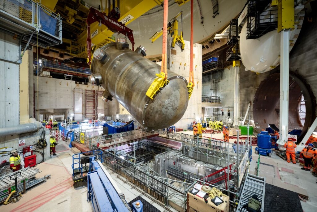 Stavba jaderné elektrárny Hinkley Point C - tlaková nádoba instalace (zdroj: EDF Energy)