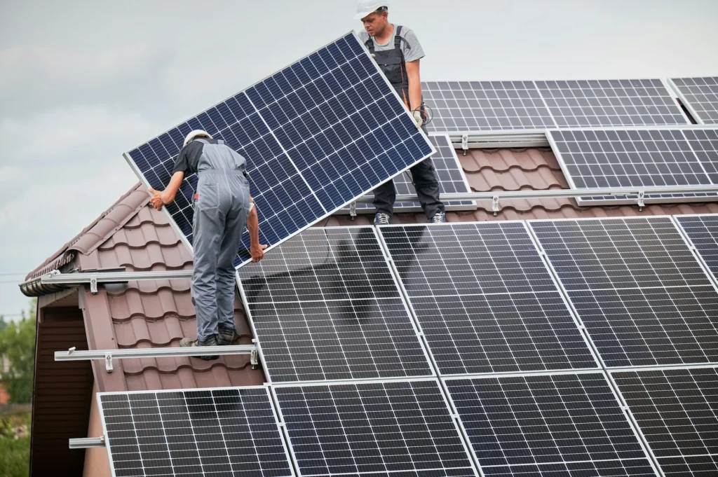Fotovoltaických elektráren nepřibylo na rodinných domech tolik jako v roce 2023. Ilustrační foto: Getty Images, Unsplash