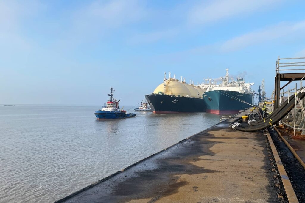 LNG tanker v přístavu.