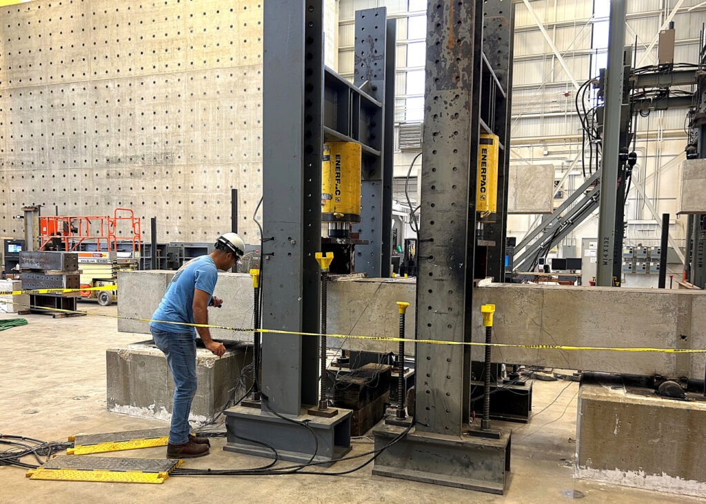 Diaphragm Plate Steel Composite (DPSC) blocks undergo testing at Purdue University’s Bowen Laboratory in Lafayette, Indiana. Zdroj: Idaho National Laboratory