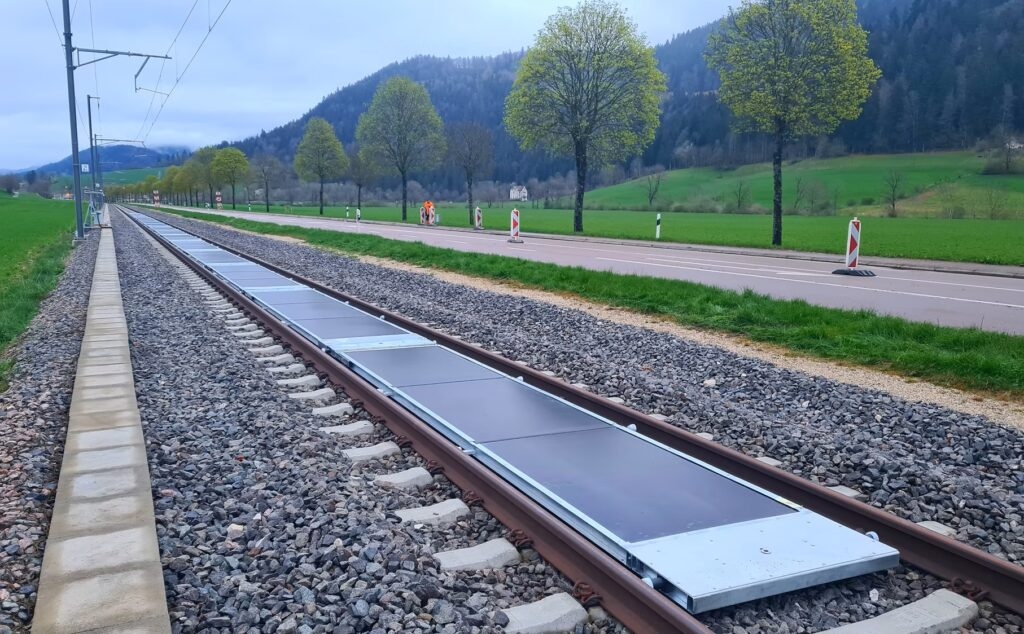 Solární panely na kolejích