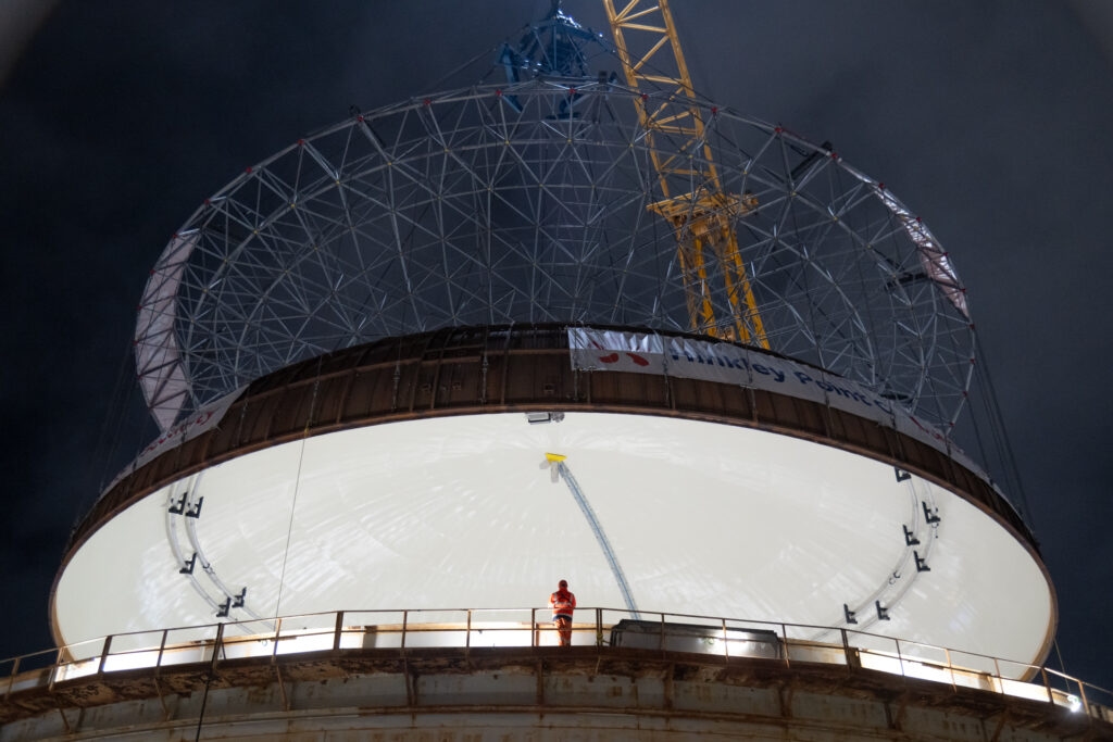 Stavba jaderné elektrárny Hinkley Point C, Spojené království, umístění kupole druhé reaktorové budovy (Zdroj: EDF Energy)