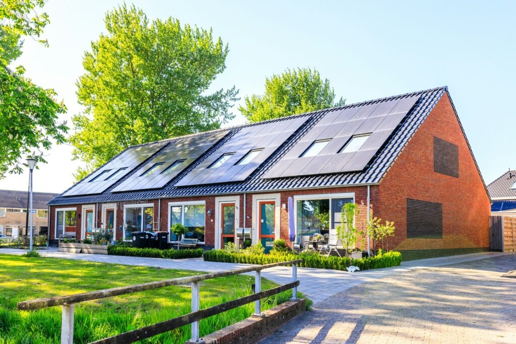 photovoltaics, solar, solární elektrárna, obnovitelné zdroje, domácnost, střešní panely