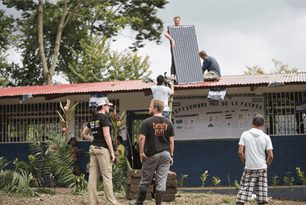 Generální ředitel SolarCity Lyndon Rive instaluje solární panel na střechu školy v Nikaragui. Zdroj: solarcity.com