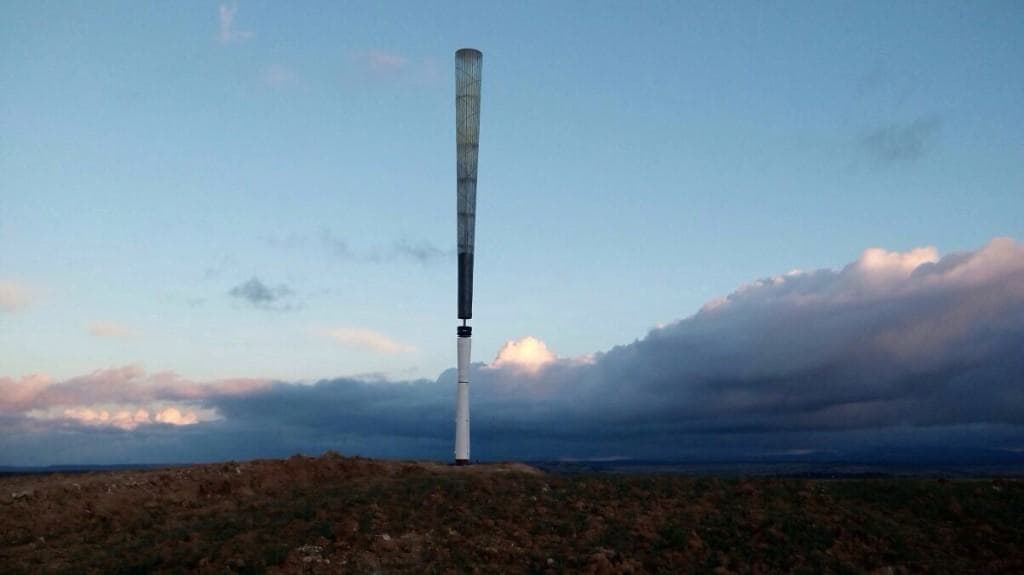 Prototyp bezlopatkové větrné elektrárny společnosti Vortex. Zdroj: Vortex Bladeless