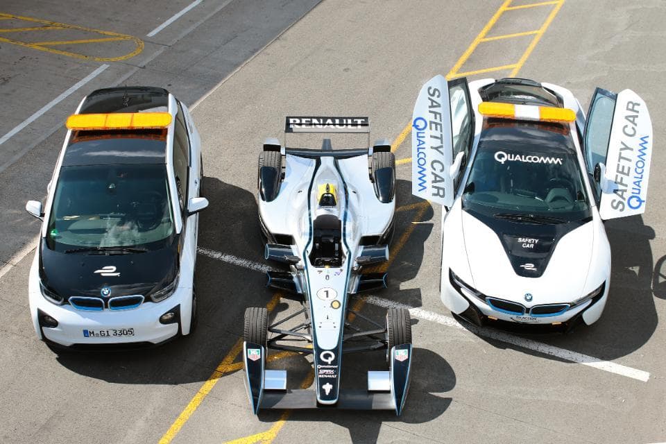 BMW i3 a i8 jako Safety Car v seriálu závodů elektrickcých formulí Formula E. Tyto automobily využívají technologie bezdrátového nabíjení Halo. Zdroj: FIA Formula E