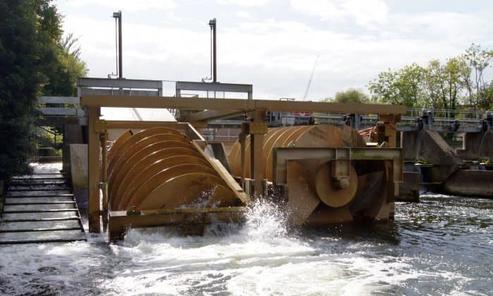 Dvojice turbín na řece Temži