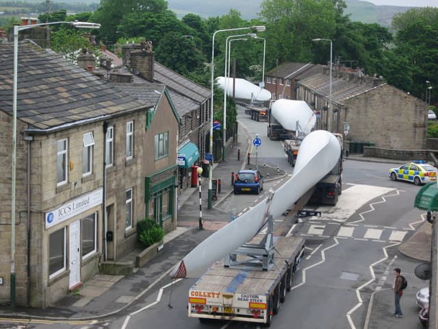 Konvoj převážející lopatky větrné turbíny, Edenfield, Velká Británie