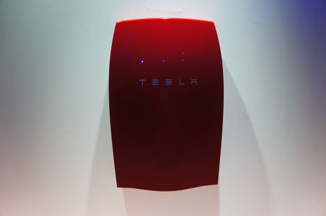 tesla-predstavila-baterie-powerwall-a-powerpack