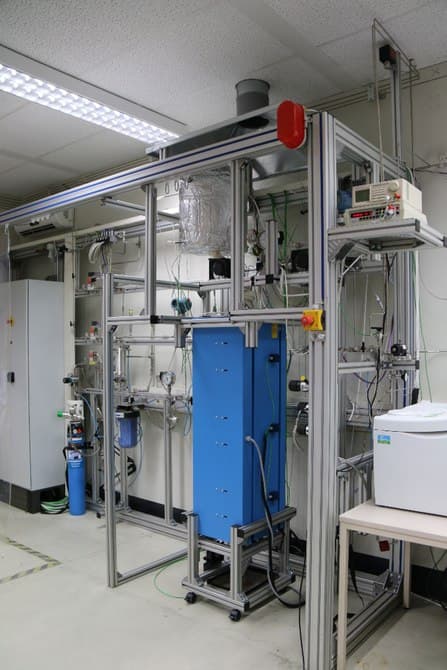 Experimentální reaktor navržený výzkumníky z KIT schopný vytvářet vodík z metanu bez produkce CO2. (Credit: KIT)