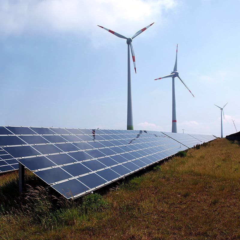 Fotovoltaická a větrná elektrárna Shneebergerhof v Porýní-Falci. Autor: Armin Kübelbeck, CC BY-SA 3.0