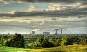 Emise CO2 v systému EU ETS klesly loni o rekordních 15,5 %