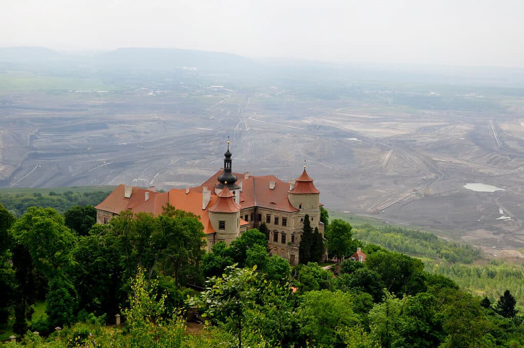 Zámek Jezeří v těsné blízkosti dolu ČSA v pozadí. Autor: Jirka Dl