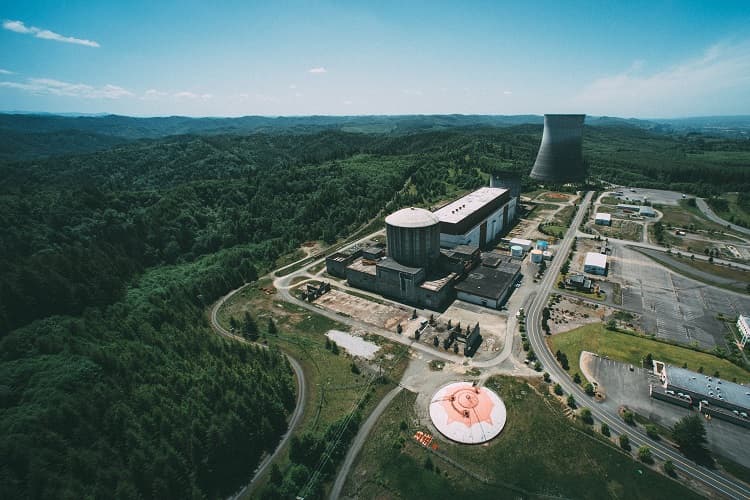 Nedokončená jaderná elektrárna Satsop v USA, jejíž prostory momentálně slouží jako průmyslová zóna, autor: sharkhats