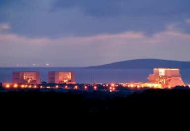 Nad Hinkley Pointem se stahují mraky. Pochybností o projektu za desítky miliard euro přibývá. Rozhodnutí o jeho realizaci se tak oddaluje. Autor: Jens Roesner, flickr.com