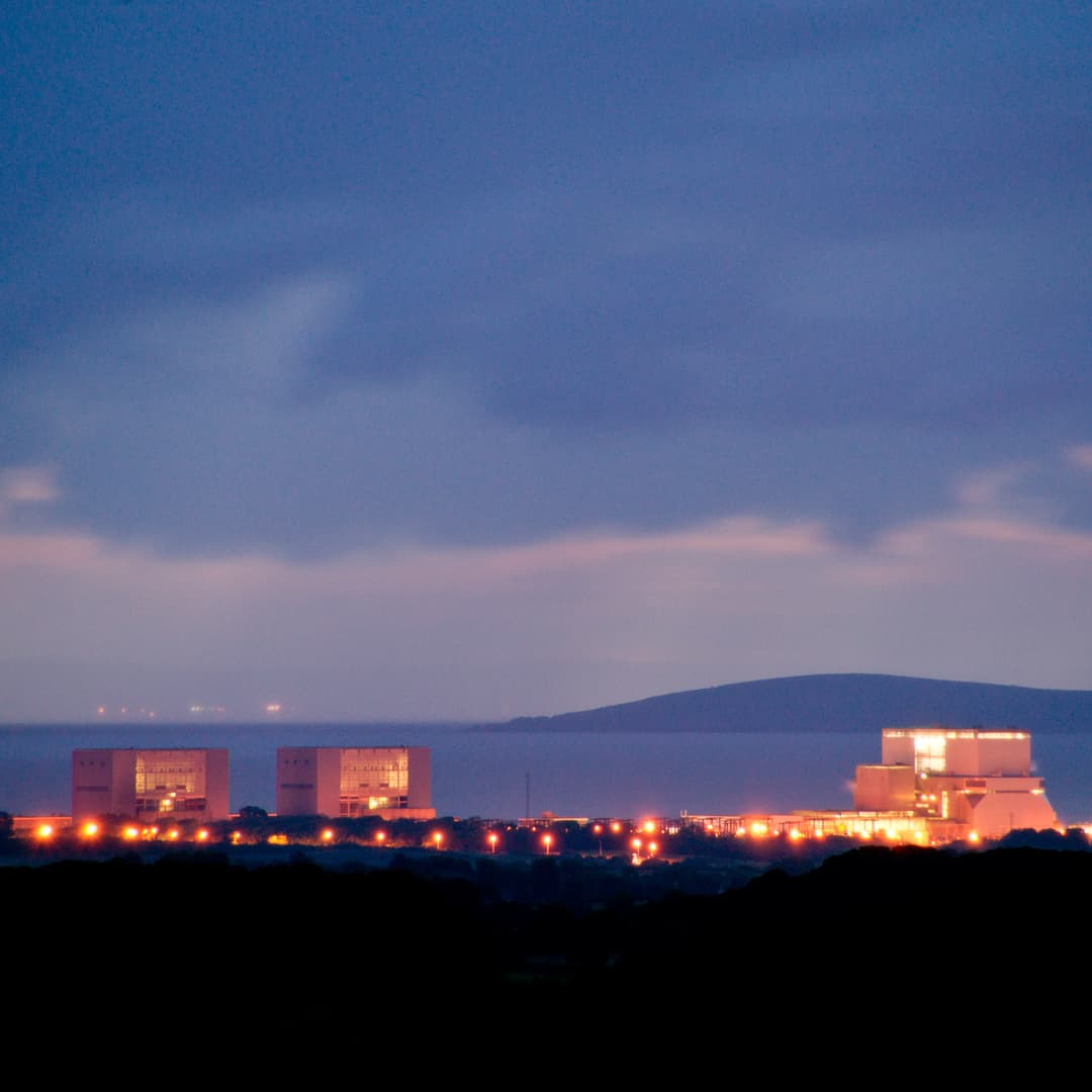 Nad Hinkley Pointem se stahují mraky. Pochybností o projektu za desítky miliard euro přibývá. Rozhodnutí o jeho realizaci se tak oddaluje. Autor: Jens Roesner, flickr.com