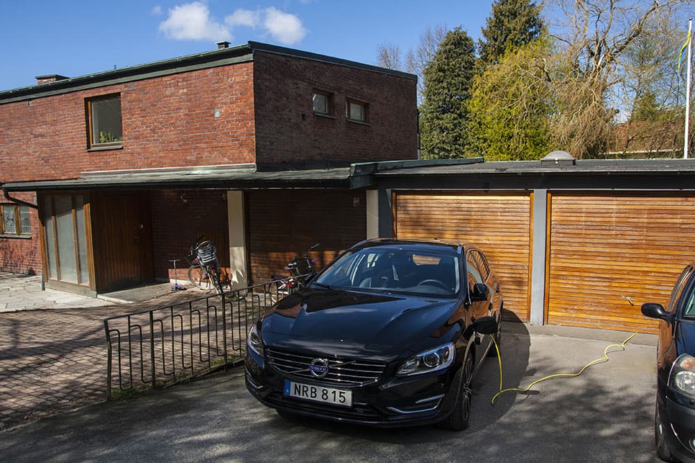 Domácí nabíjení plug-in hybridního Volva V60, poměrně běžného vozidla zde ve Švédsku. Foto: Tomáš Jirka