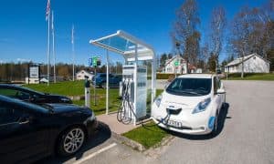 K plánu automobilek vystavět rychlodobíjecí stanice se hlasí první energetická firma