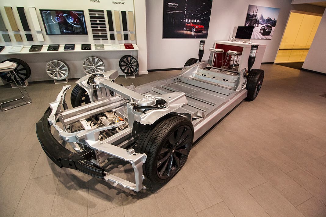 Podvozková platforma Modelu S v Tesla Store Göteborg, foto: Tomáš Jirka