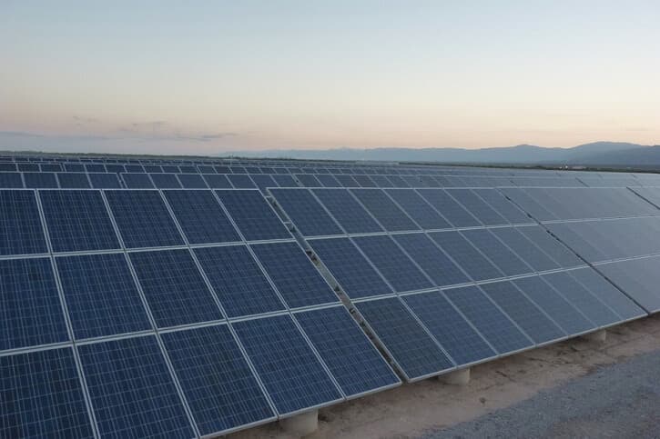stat-uspel-ve-sporech-se-solarnimi-elektrarnami-za-35-mld-kc