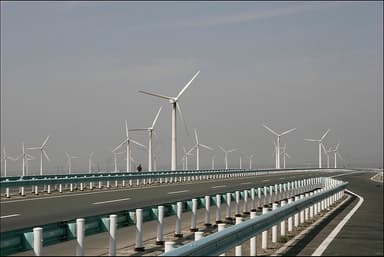 Větrná farma v čínském Sin-ťiang (Xinjiang). Zdroj: Mike Locke, Flickr