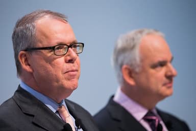 Der Finanzvorstand von Eon, Klaus Schäfer (l), und der Vorstandsvorsitzende Johannes Teyssen sprechen am 01.12.2014 bei einer Pressekonferenz in der Konzernzentrale in Düsseldorf (Nordrhein-Westfalen). Der Strom- und Gaskonzern Eon steht vor dem größten Umbau seiner Konzerngeschichte. Das Düsseldorfer Unternehmen plant die Trennung vom Strom aus Kohle, Gas und Atomkraft. Foto: Rolf Vennenbernd/dpa +++(c) dpa - Bildfunk+++