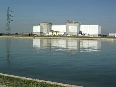 1200px-Centrale_nucléaire_de_Fessenheim2, zdroj: https://commons.wikimedia.org/wiki/User:Florival_fr