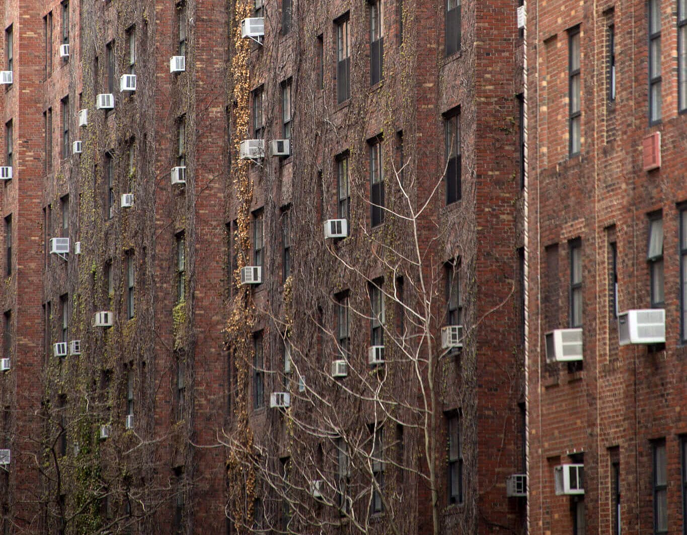Klimatizačními jednotkami posetá budova v New Yorku. Autor: Marcel Oosterwijk, Flickr