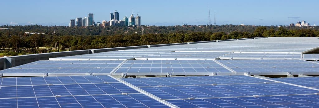 mezinarodni-boom-solarni-energie-i-sanci-ceske-investory