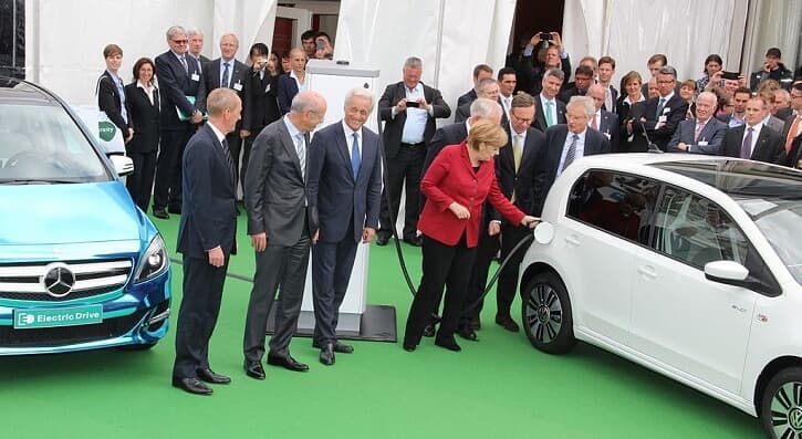 Merkelová: Německo musí investovat, aby udrželo krok s elektromobilitou