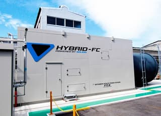 Hybridní systém pro výrobu elektrické eenrgie kombinující palivové články s plynovou mikroturbínou. Zdroj: Toyota