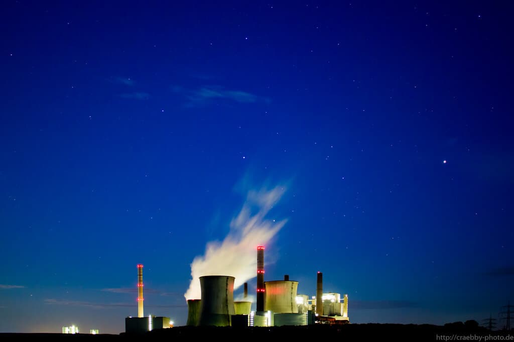 Noční pohled na elektrárnu Frimmersdorf.