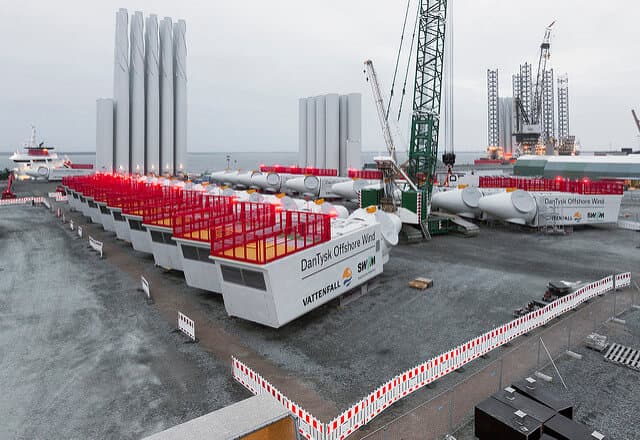 Budování mořské větrné farmy Dan Tysk s 80 turbínami o výkonu 3,6 MW (zdroj Vattenfall, foto Paul Langrock)