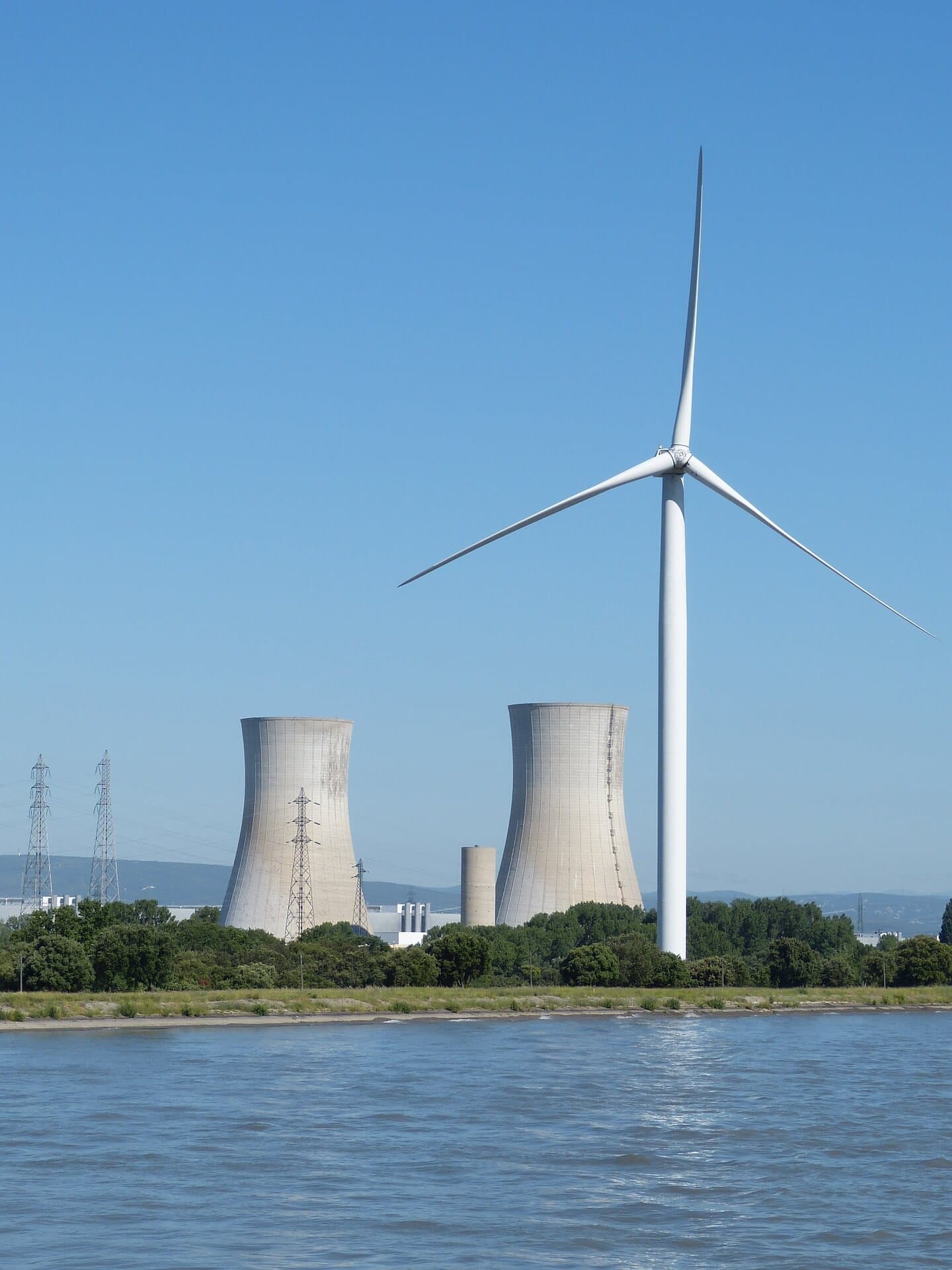 Renewable and thermal power plant. Wind, nuclear power plant. OZE a jaderná elektrárna, větrná elektrárna. Zdroj: