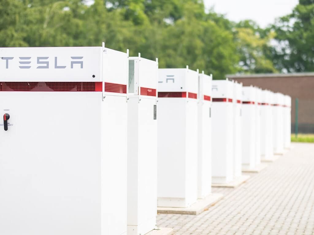 Bateriové úložiště Tesla Powerpack. Zdroj: www.terhills.com