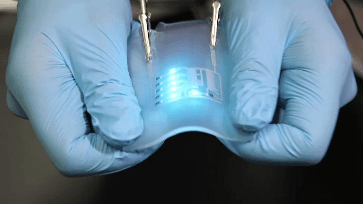 cinsti-vedci-vyvinuli-novy-biokompatibilni-obvod-ktery-lze-ohybat-ci-natahovat-video