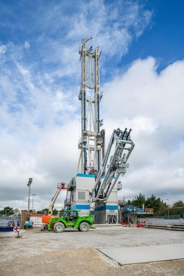 Zahájení vrtu o hloubce 4,5 km v Cornwallu u první testovací HDR geotermální elektrárny ve Velké Británii. Plánovaný výkon je 3 MWe. (Zdroj Geothermal Engineering Ltd/PA).