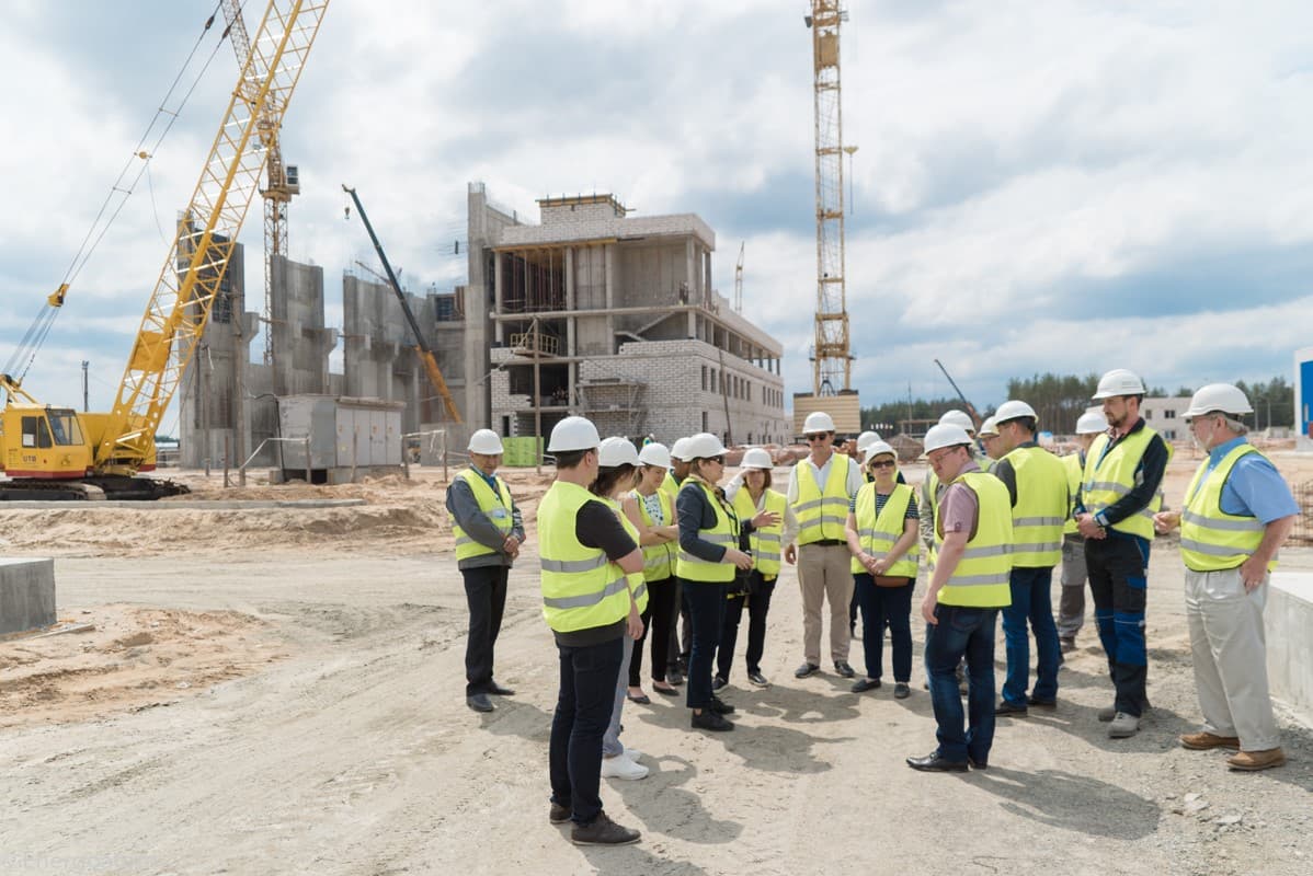 Výstavba druhého suchého meziskladu už také velmi pokročila. Fotografie z návštěvy zahraničních podnikatelů ukazuje stav začátkem června (zdroj Energoatom). 