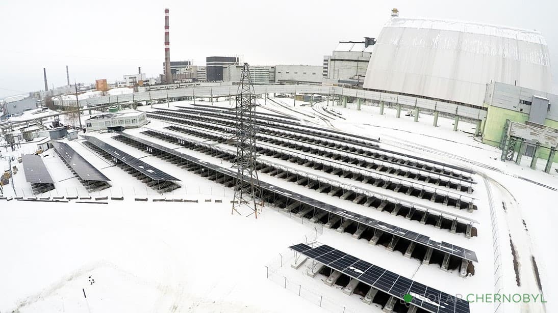 První větší fotovoltaická elektrárna o výkonu 1 MW začala v Černobylu pracovat v roce 2018 (zdroj Solar Chernobyl).