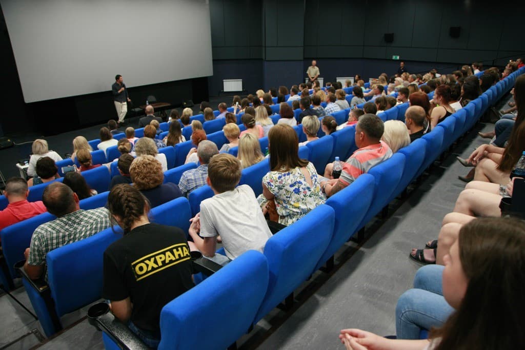 Beseda režiséra Danily Kozlovského s pracovníky Kurské jaderné elektrárny (zdroj Atominfo.ru).