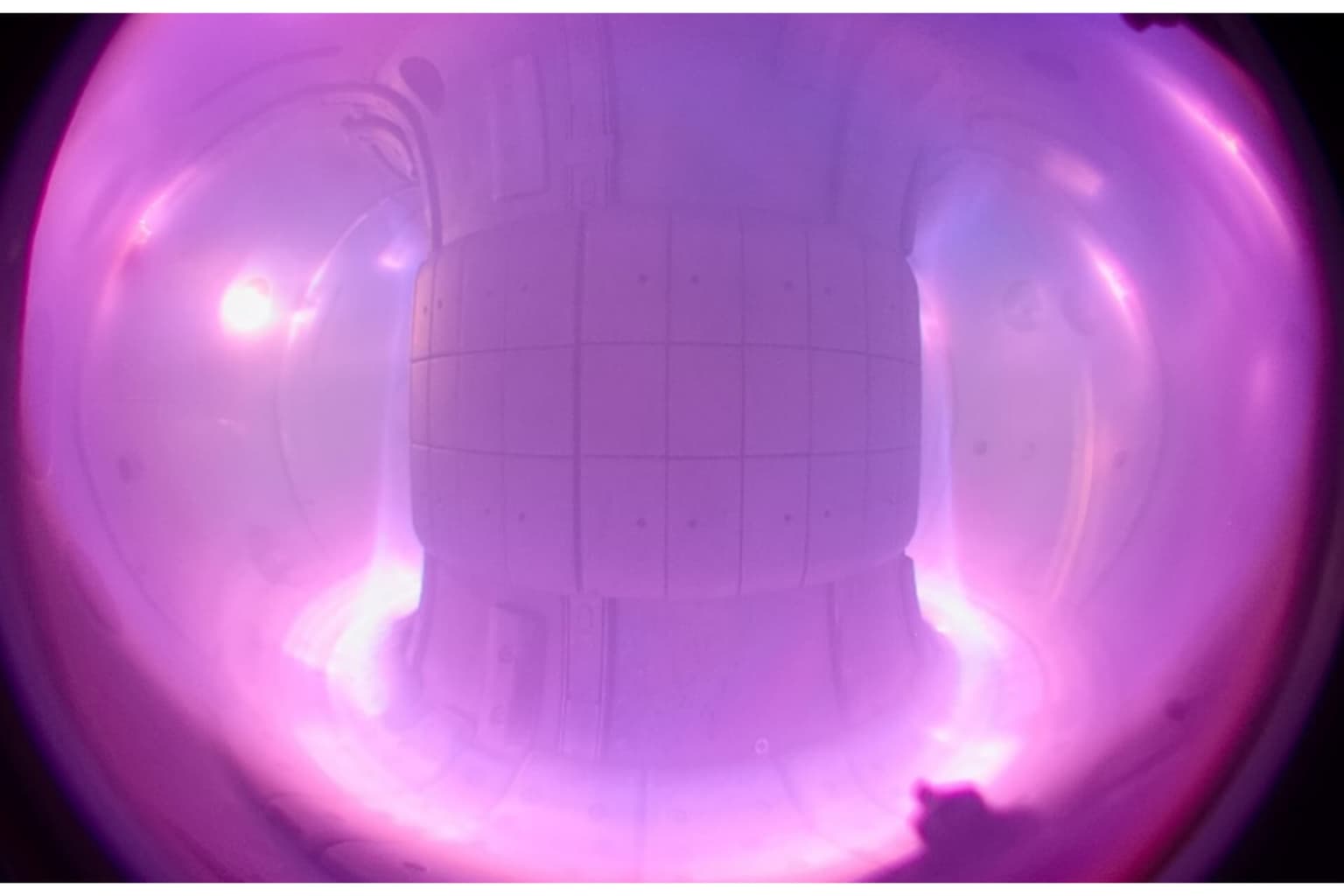 Vodíkové plazma uvnitř tokamaku COMPASS. Foto: Ústav fyziky plazmatu AV ČR