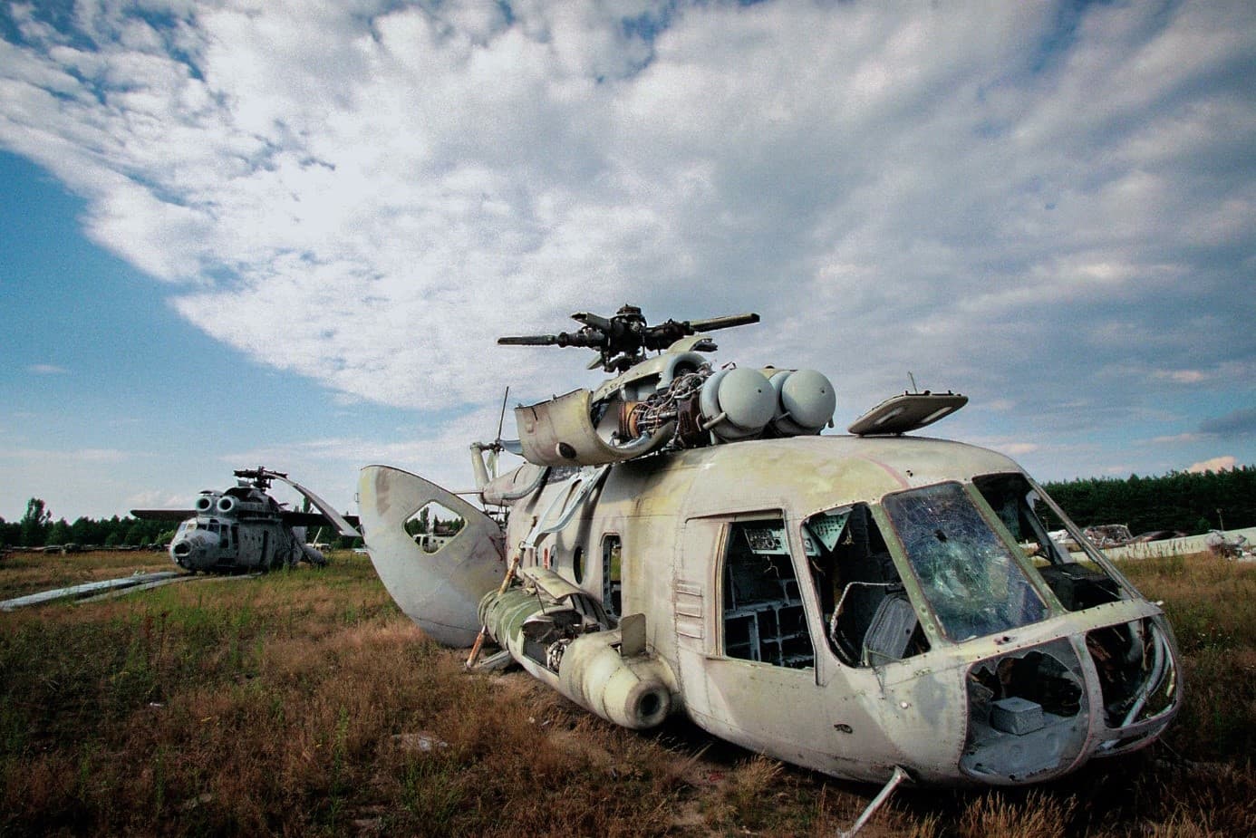 Při likvidaci následků havárie byla intenzivně využívána letecká technika. I ta je dnes symbolem a památníkem této události. (foto Václav Vašků – další využití jen se svolením fotografa).