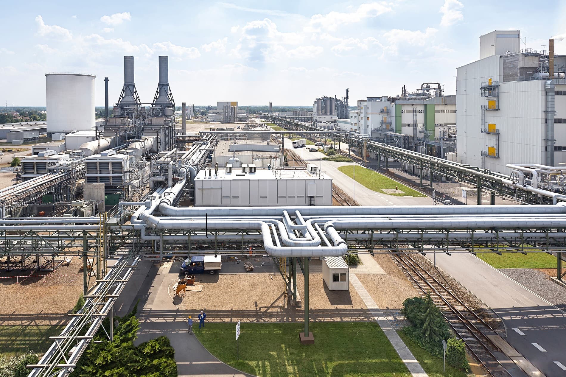 BASF's production site Schwarzheide is located in the Lausitz region of southern Brandenburg, Germany, and is one of the company's largest production sites in Europe. A state-of-the art plant for the production of cathode materials is to be built at this site in 2022. The plant will initially run on energy from the highly efficient CHP plant (left) and will also use renewable energy in the future.