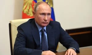 Putin tvrdí, že snížil těžbu v koordinaci s OPEC+. Organizace to odmítá