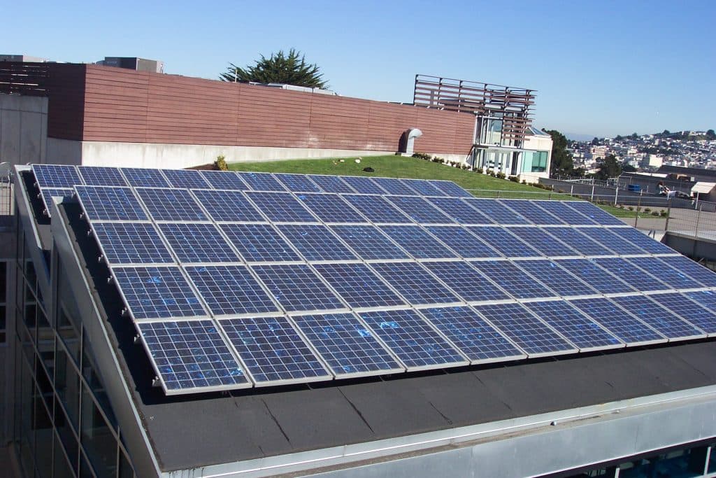 fotovoltaicke-elektrarny-jsou-levnejsi-od-srpna-se-odepisuji-z-dani-rychleji-takze-firmy-usetri-rocne-i-statisice