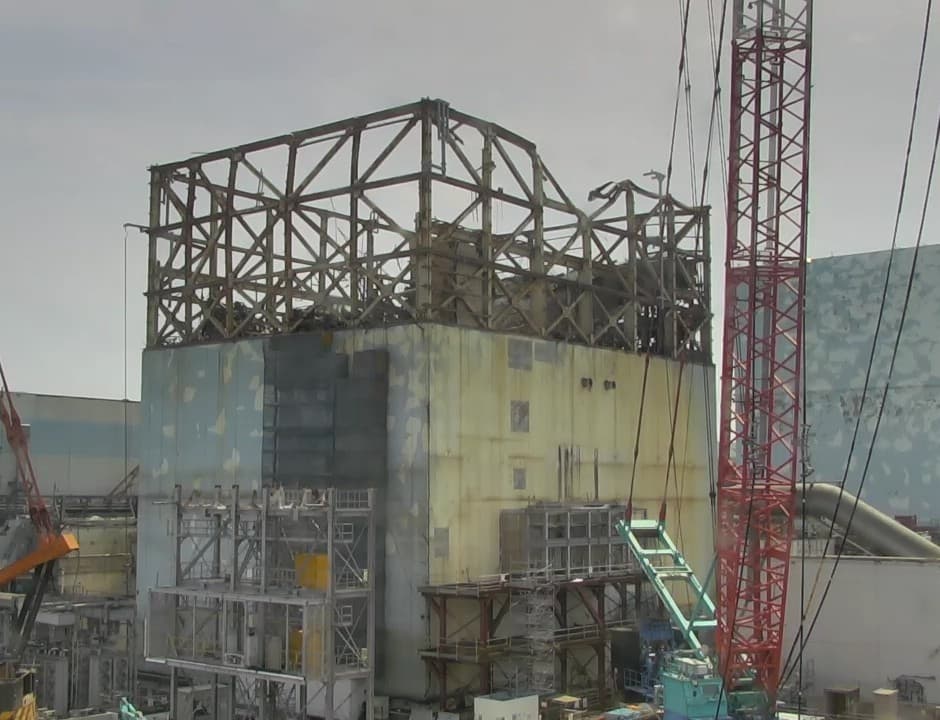 Zkoumání stěn a realizace děr pro ukotvení nové horní části budovy prvního bloku (zdroj TEPCO).