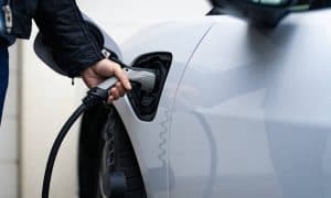 IRENA: Obousměrné nabíjení elektromobilů může podpořit transformaci energetiky