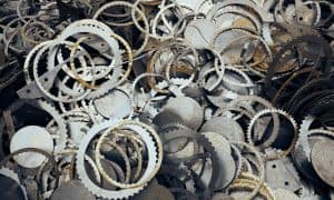 Větší využívání šrotu, stavebního odpadu i důkladnější recyklace plastů mají Česku srazit emise