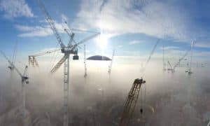 Vedení s novým typem stožárů propojilo stavbu Hinkley Point C se sítí